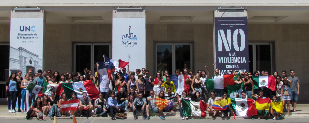 Estudiantes extranjeros que vienen a estudiar a la UNC foto grupal