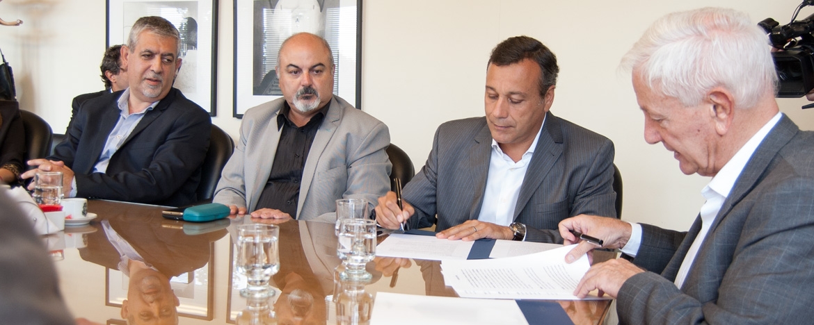 Rector de la UNC, Hugo Juri y el secretario de Transporte provincial, Gabriel Bermúdez firman un convenio de acción conjunta en despacho rector
