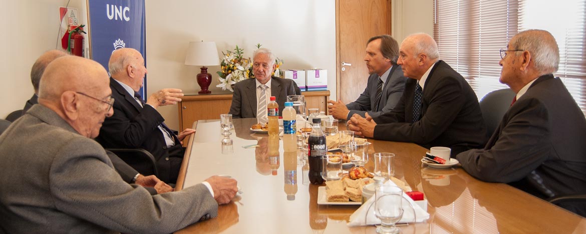 El rector de la UNC, Hugo Juri reunido con representantes de la Academia Nacional de Agronomía y Veterinaria