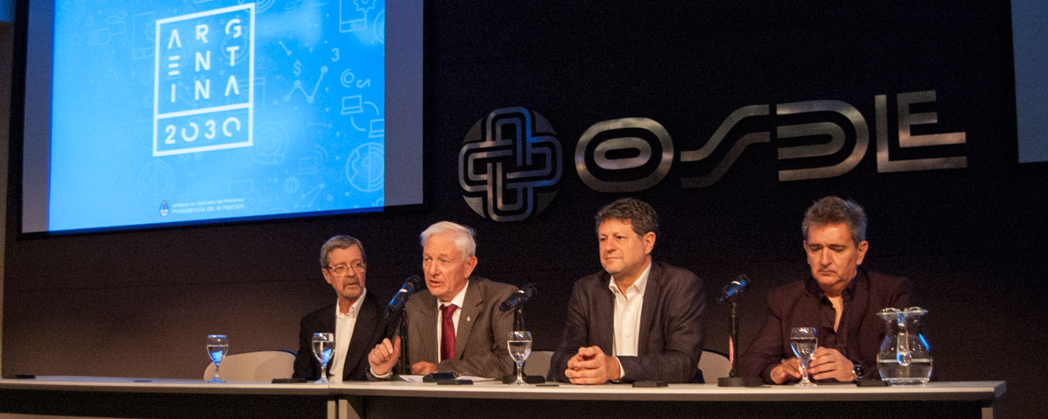 Hugo Juri de la UNC y Eduardo Levy Yeyati, del Gobierno Nacional, exponiendo en el congreso