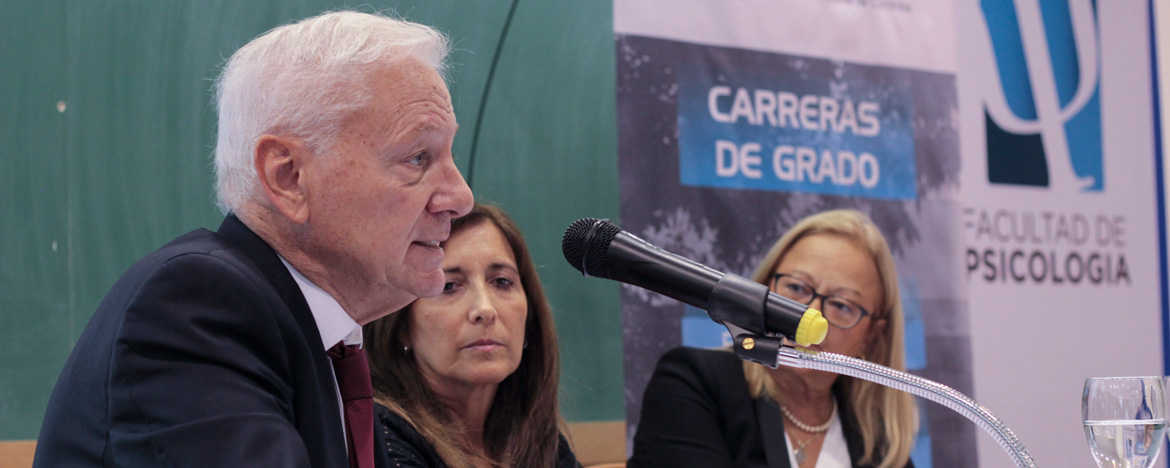 El rector Hugo Juri dice unas palabras en el acto de lanzamiento de una nueva carrera de la Facultad de Psicología de la UNC