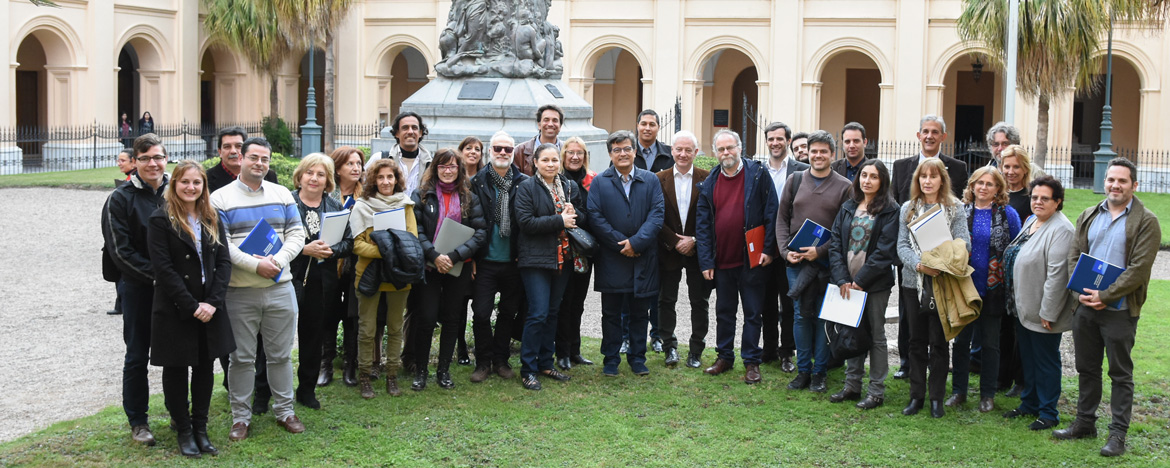 Representantes de Archivos Universitarios de América Latina en el Rectorado antiguo de la UNC