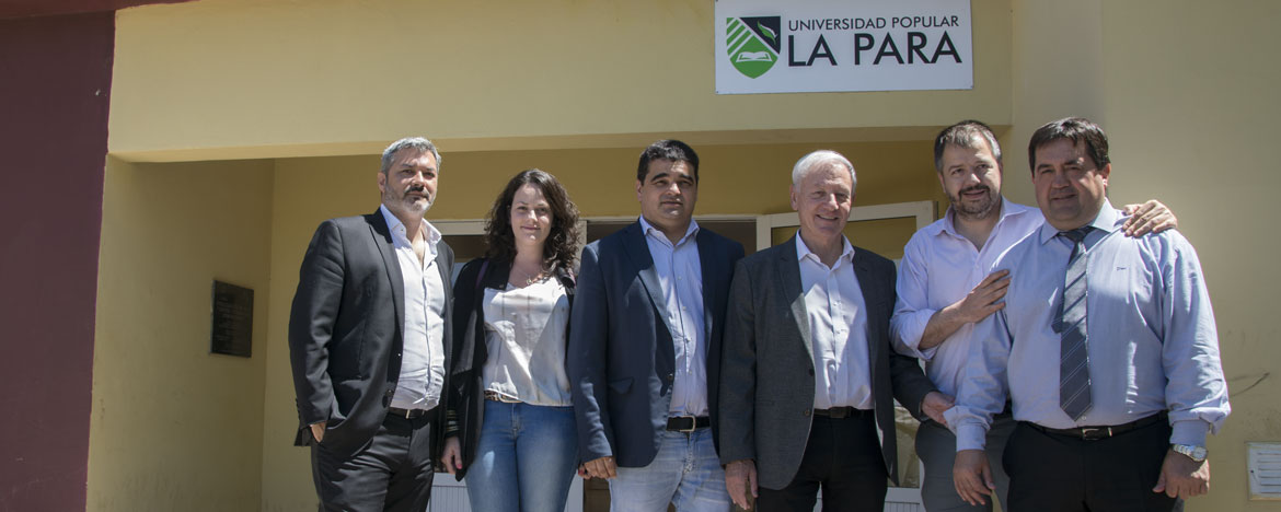 Hugo Juri junto al Intendente de La Para y autoridades en el edificio de la Universidad Popular