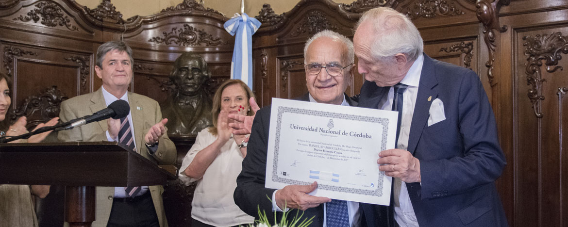 El vicerrector de la UNC, Pedro Yanzi Ferreyra, entrega al Dr. Daniel Stamboulián el título de Doctor Honoris Causa