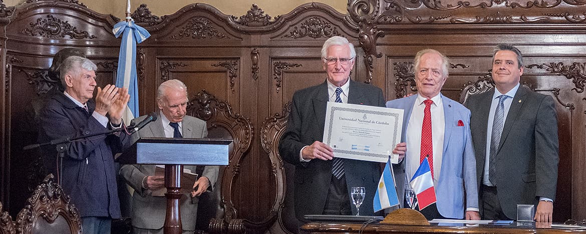 El cirujano Juan Carlos Chachques recibe el título de Doctor Honoris Causa de la UNC