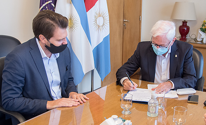 Juan Scotto y Hugo Juri firmando un acta