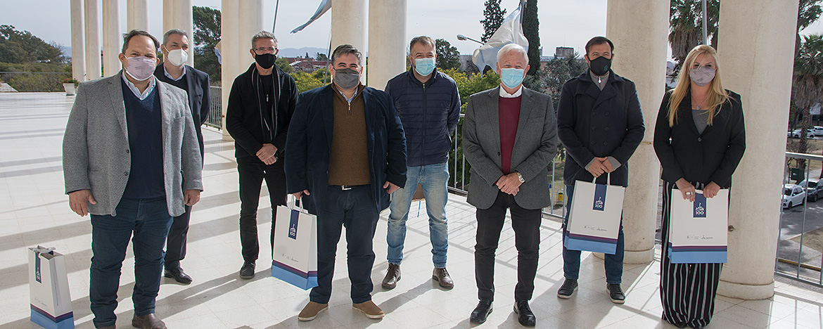 Una decena de autoridades en la explanada del Pabellón Argentina, en un día soleado, todos de pie, entre los que se encuentra el rector Hugo Juri y el señor Enzo Cravero del ente BioCórdoba