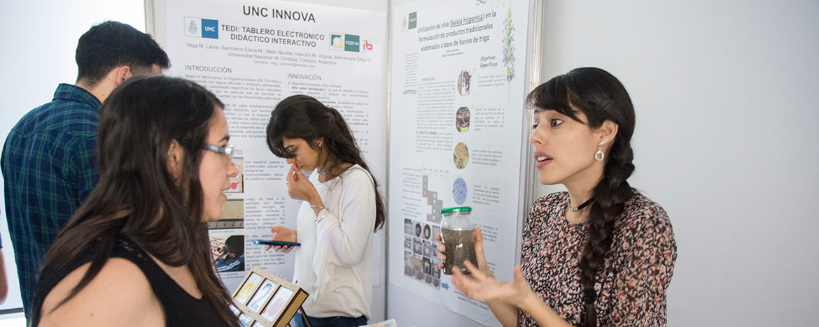 Jóvenes explicando sus desarrollos y proyectos durante la exposición en UNCINNOVA 