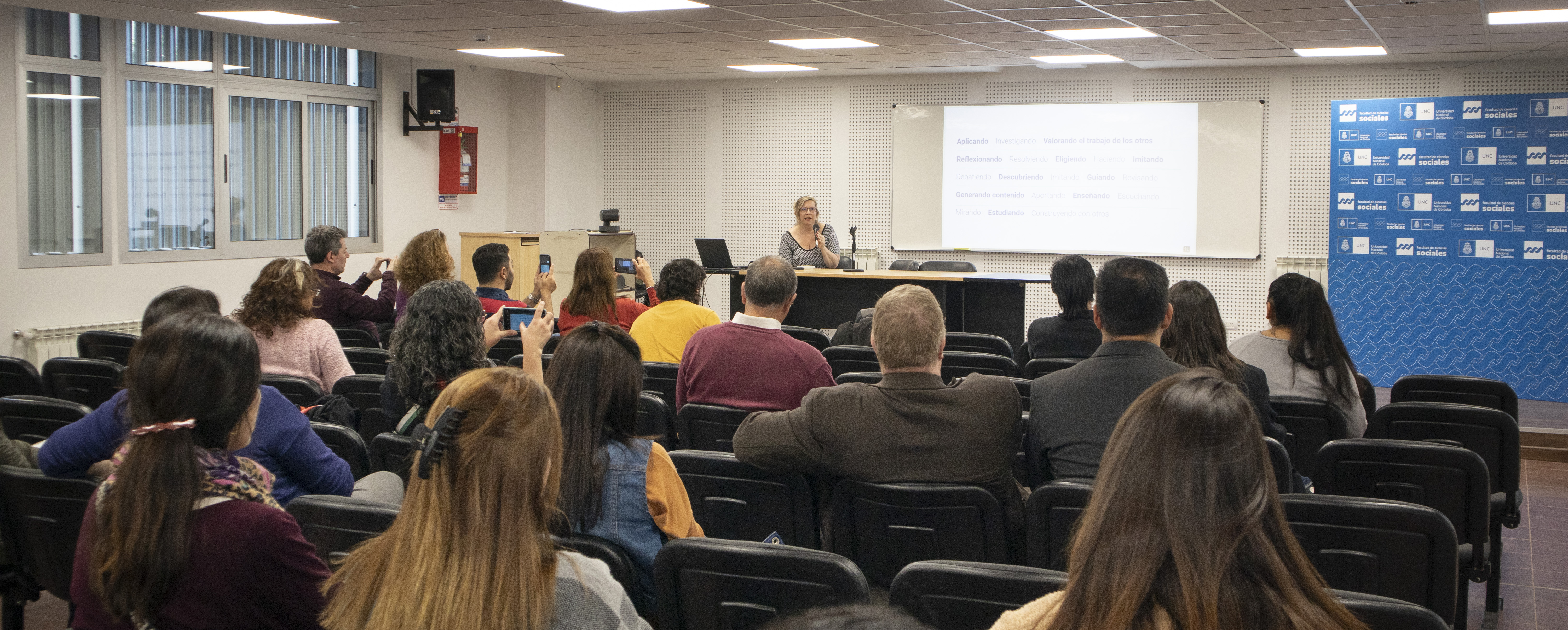 Transformación digital en el aula universitaria: Desafíos de enseñar con casos digitales