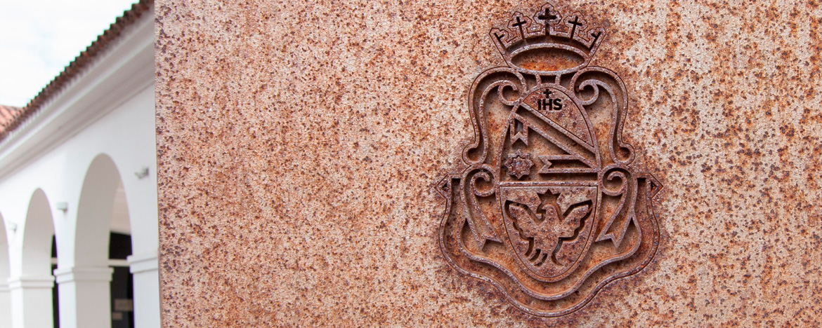 Escudo de la UNC en placa del Patio de las Palmeras