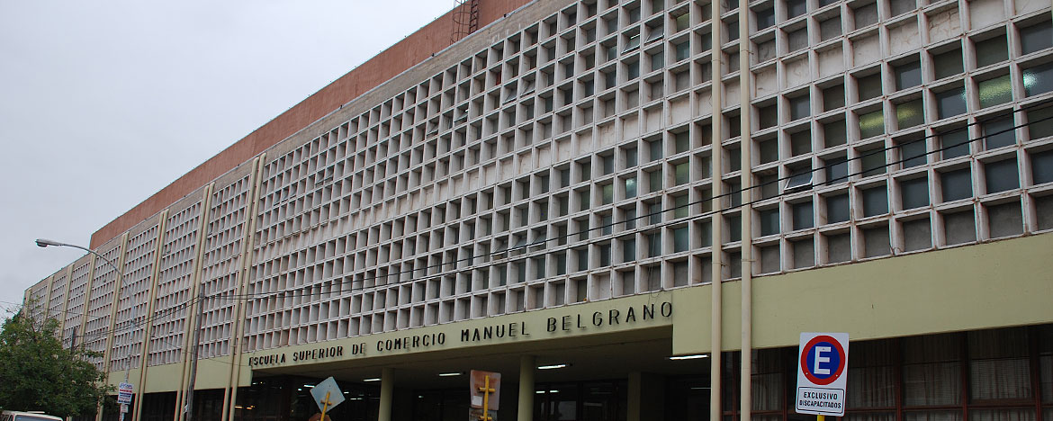 Fachada del edificio de la Escuela Superior de Comercio Manuel Belgrano, ubicado en calle La Rioja 1450