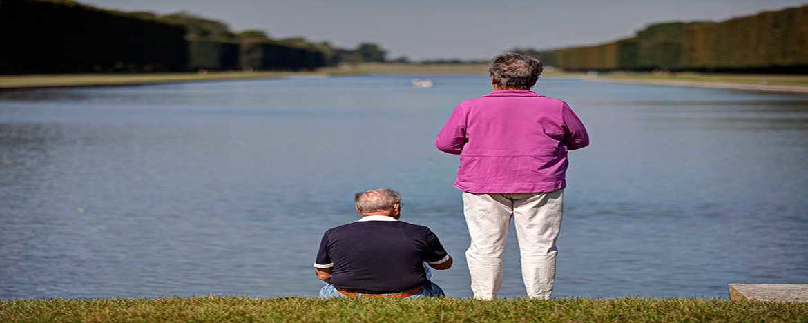 Dos personas frente al rio