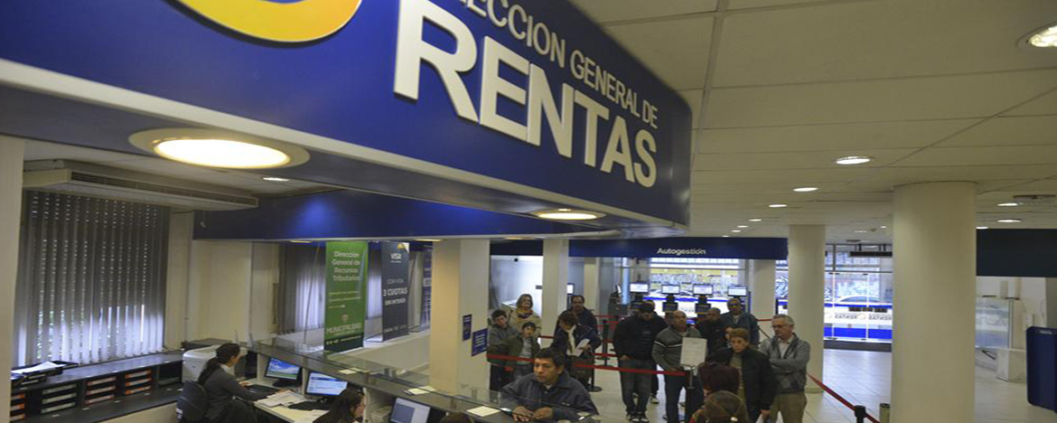 Personas haciendo fila en Rentas