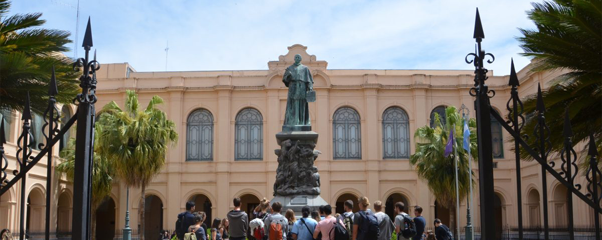 Patio del antiguo Rectorado de la UNC en la que se ubica una estatua del Fray Obispo Trejo y Sanabria