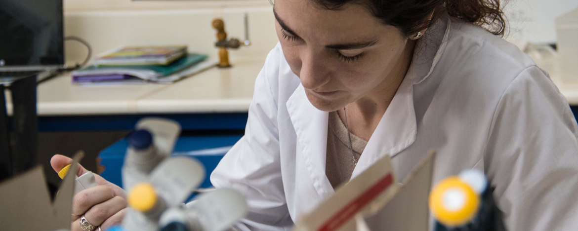 Mujer investigando en la UNC