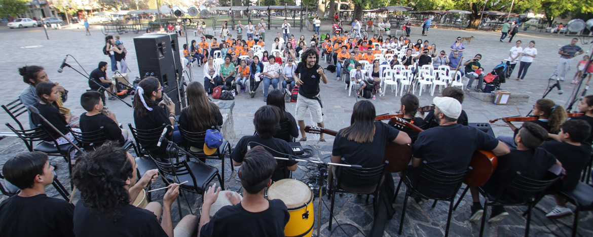 personas con instrumentos musicales