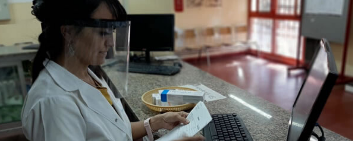 empleada de Daspu trabajando en farmacia