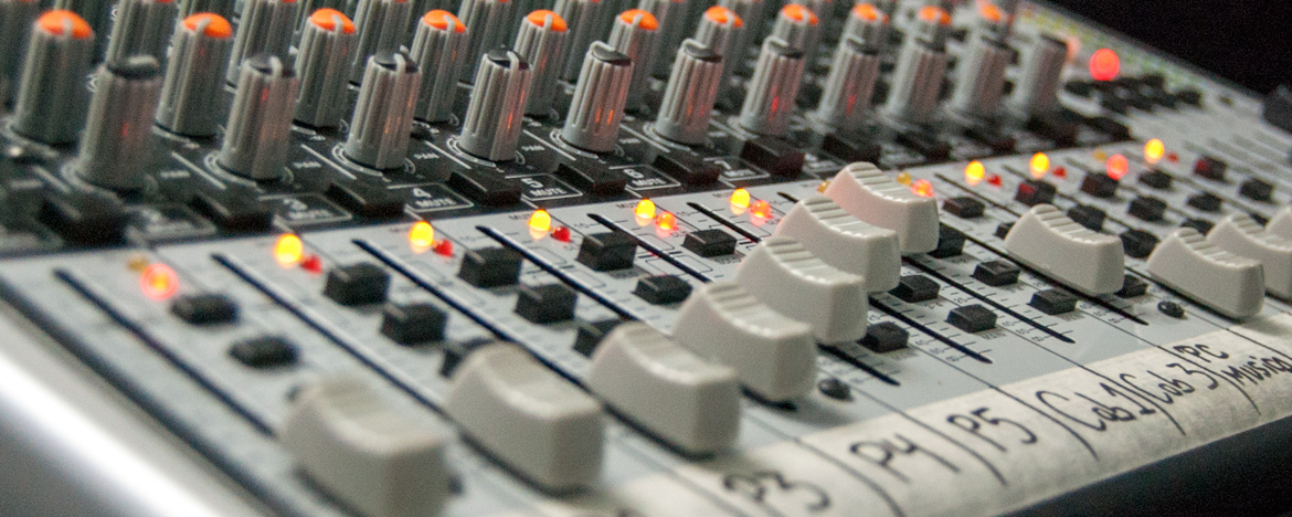 Sala de Control en los Servicios de Radio y Televisión