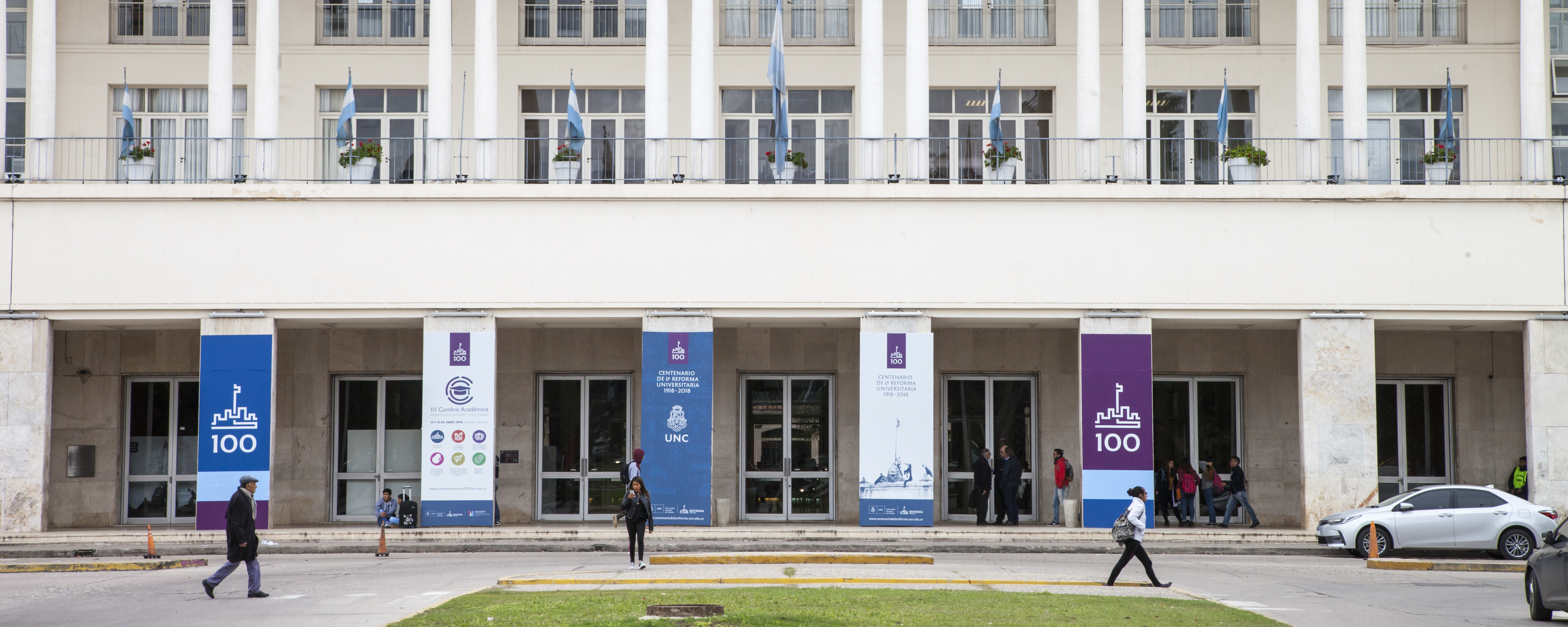 Pabellón argentina y estudiantes que transitan por ciudad Universitaria