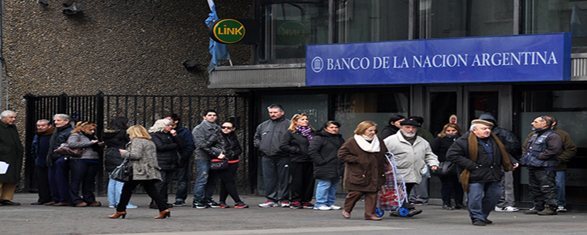Personas haciendo fila en Banco Nación