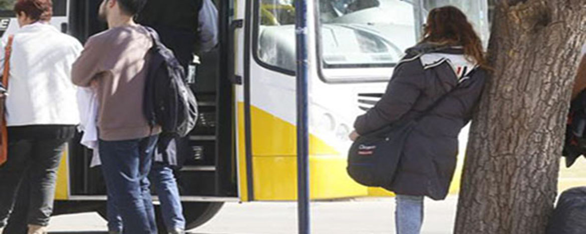 personas esperando el colectivo