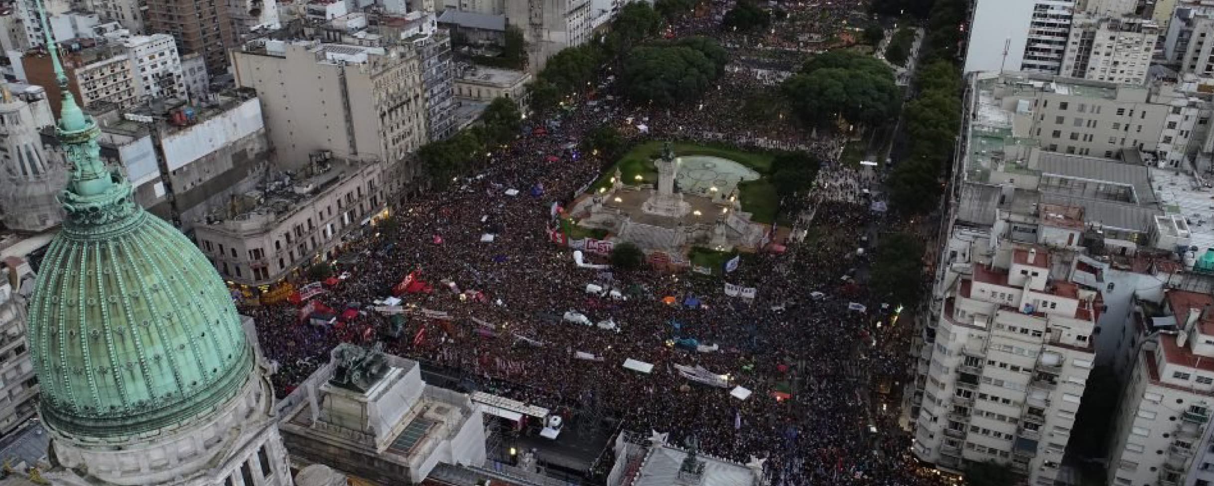 imagen aérea del Congreso de la Nación con una multitud en la Plaza