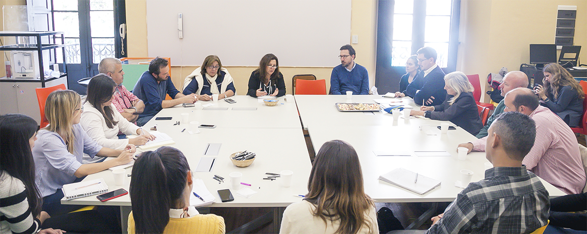 reunión de equipo Nexos con Mónica Marquina en mesa redonda