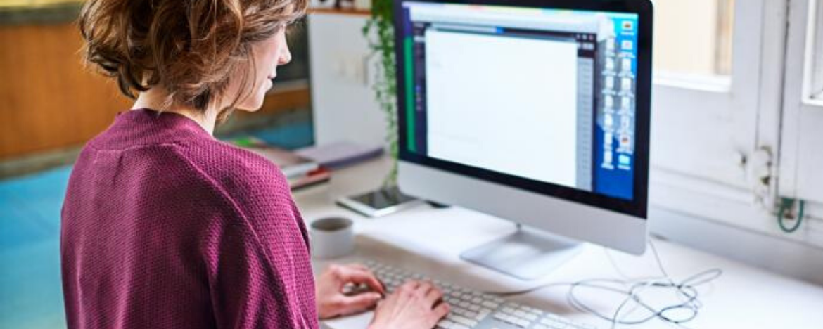 mujer trabajando en computadora